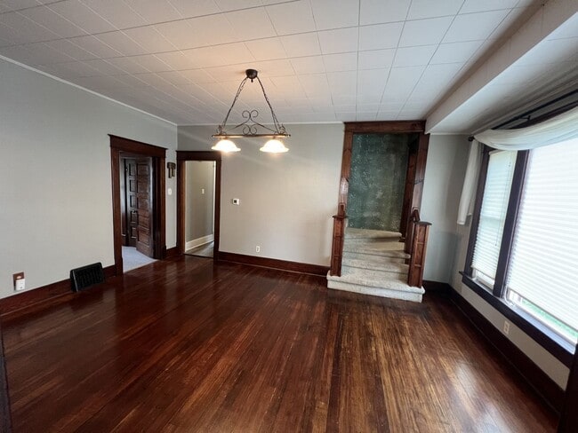 Building Photo - Spacious 4 Bedroom, 2 Bathroom Home