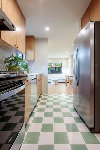 Building Photo - 6900 Willoughby Ave