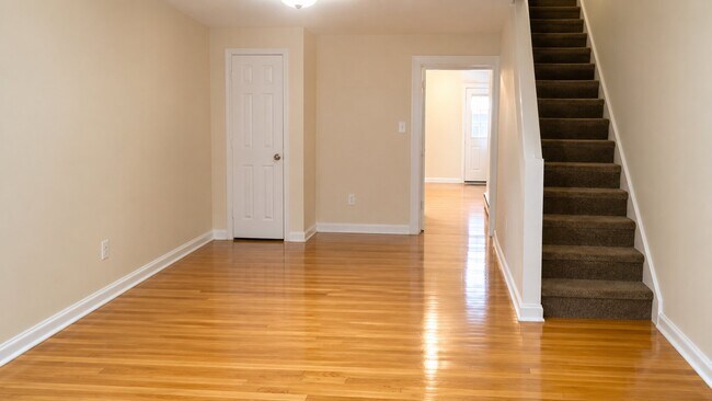 Building Photo - 425 Emily St