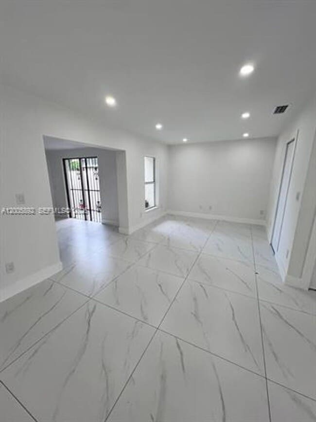 Building Photo - 3632 SW 112th Ave
