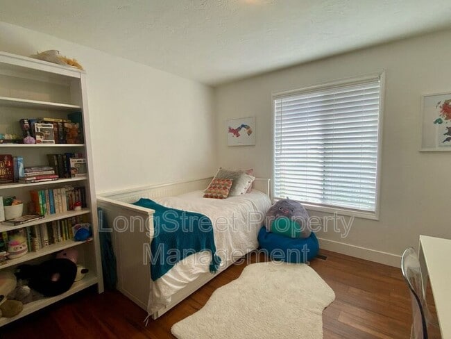 Building Photo - 1011 NW Fernwood Pl