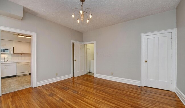 Building Photo - 1427 1/2 Bryden Road Unit