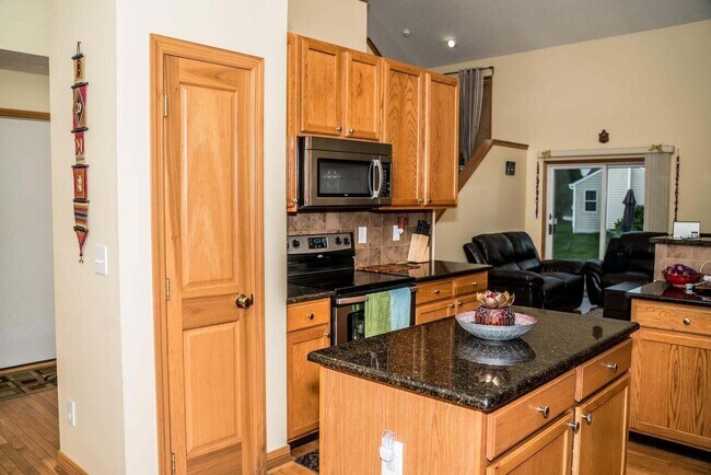 Building Photo - 1664 Boxwood Dr