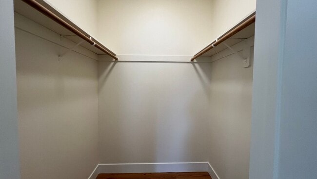 Building Photo - Beautiful Spacious 2 bd/1ba filled with light in Popular Neighborhood – Oakland, Emeryville, and ...