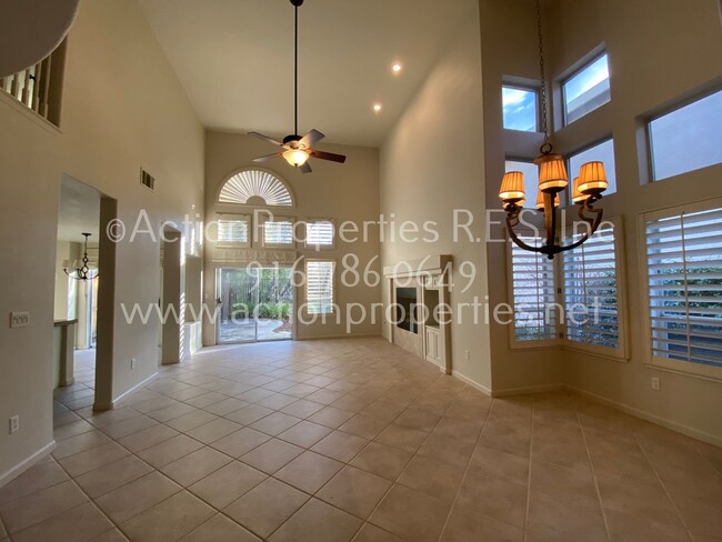 Building Photo - Greenbelt Views - 3 Bed, 2.5 Bath - Privat...