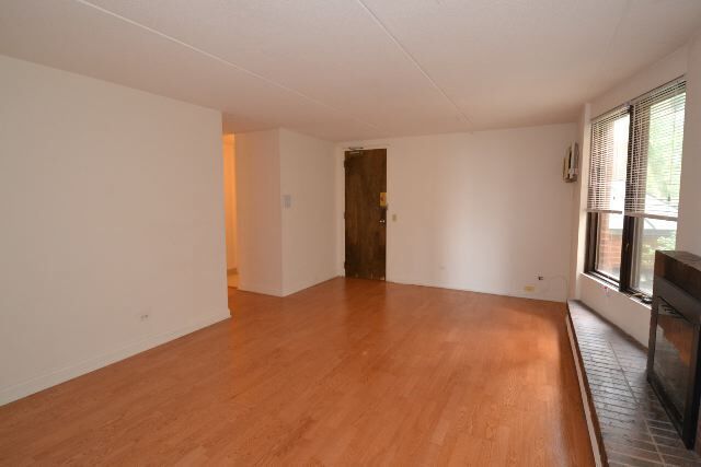 Building Photo - 622 W Wellington Ave