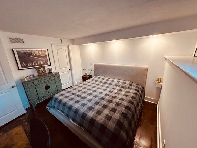 Building Photo - 708 Dallas Rd