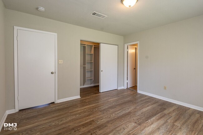 Building Photo - Move in Ready and pricced to GO!! 3 Bed / 2 Bath in 77619!