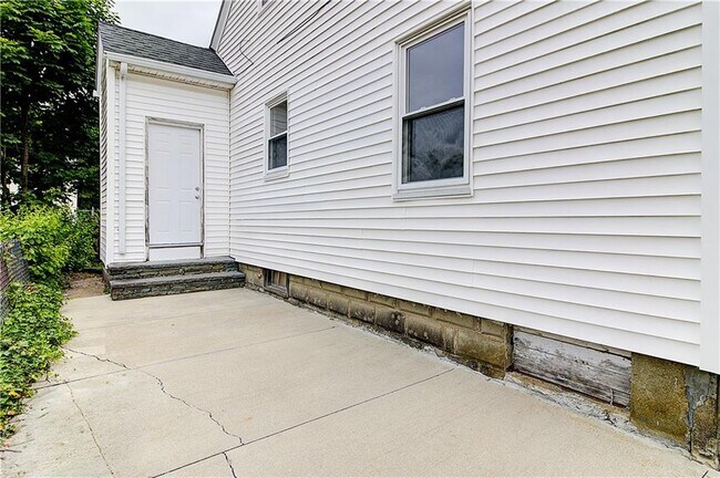 Building Photo - 614 River Ave