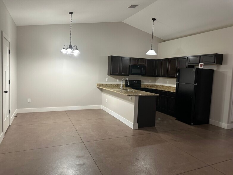 Building Photo - 4833 N Hillside Ct