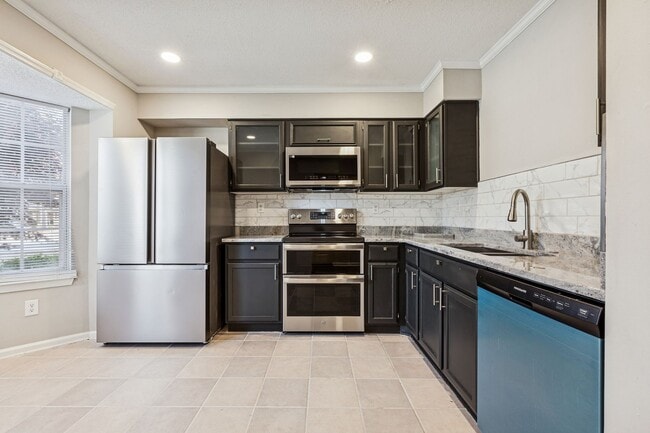 Building Photo - Hampton Townhouse-Move in Quick