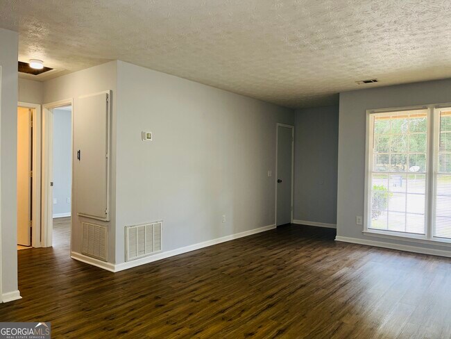 Building Photo - 104 Peachtree Ct