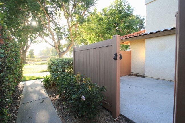 Building Photo - Charming 3-Bed, 2-Bath Single-Story Condo ...