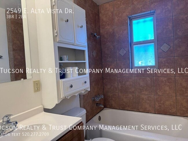 Building Photo - 2549 E Alta Vista St