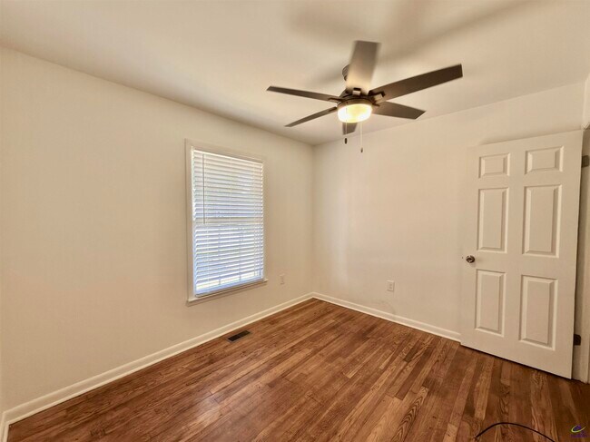 Building Photo - 214 Meadowridge Dr