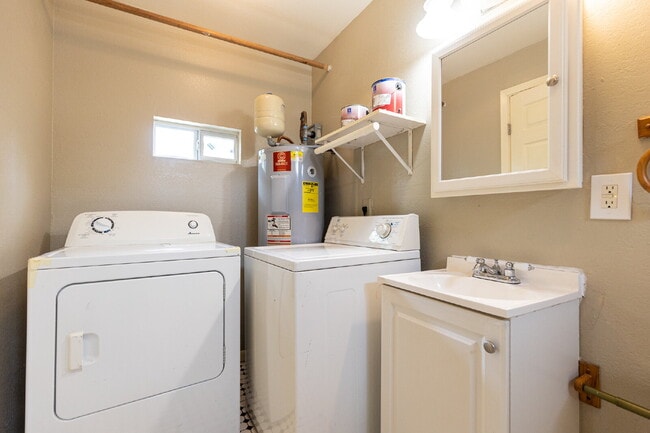 Building Photo - 330 Gem Ln