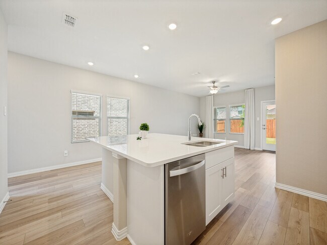 Building Photo - 715 Dotty Dr