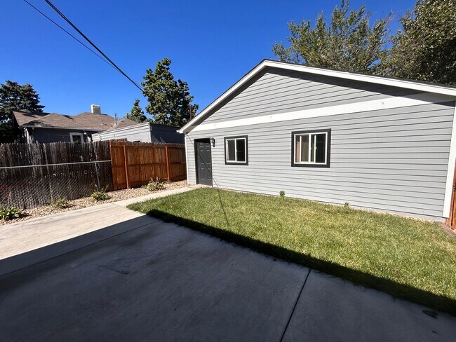 Building Photo - $0 DEPOSIT OPTION. CHARMING 2BED/1BATH DUPLEX NEAR SLOAN LAKE!!