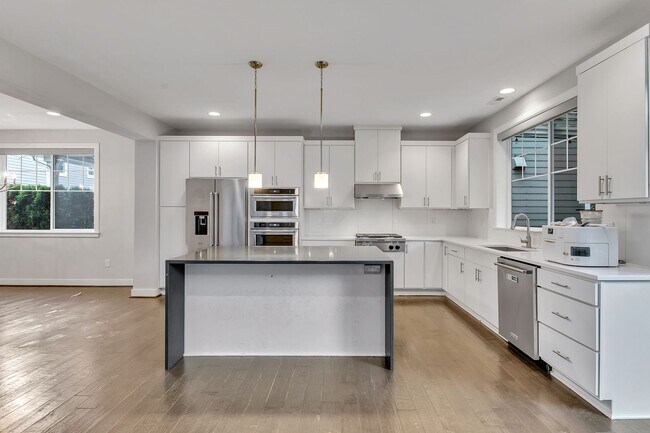 Building Photo - Sophisticated and Luxurious