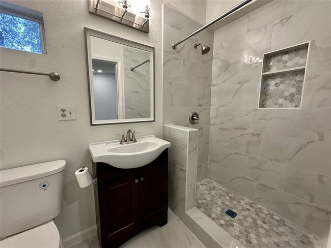 Building Photo - 1126 Ravenscourt Dr