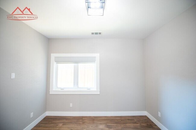 Building Photo - 437 Menker Ave