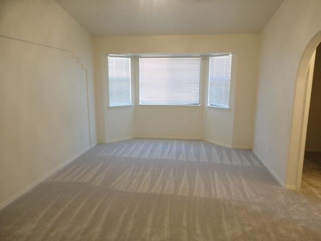 Building Photo - Great Commuting Location to HAFB & Town