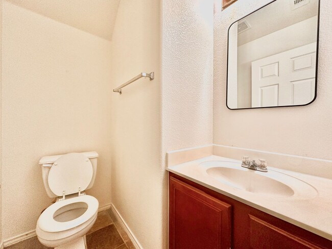 Building Photo - Spacious 3x2.5 South Austin Home