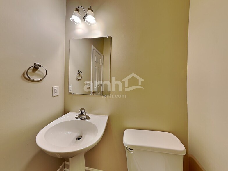 Building Photo - 1213 Travelers Pl