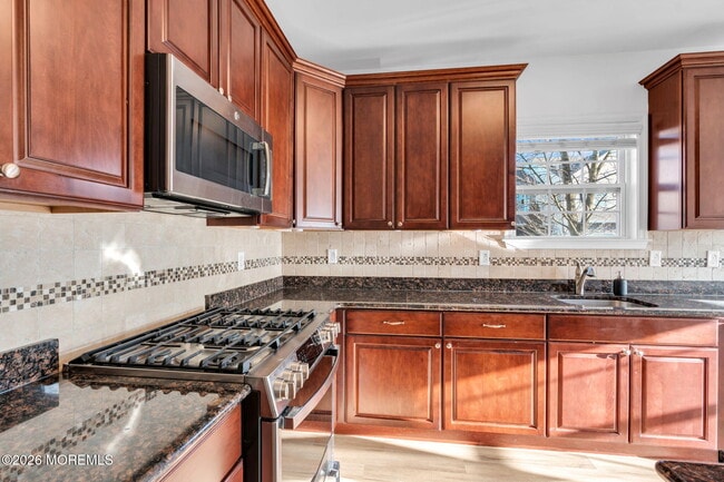 Building Photo - 40 Thistledown St