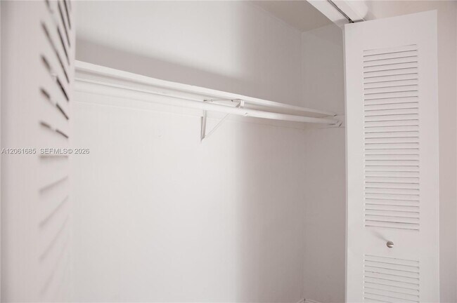 Building Photo - 304 SE 9th Ct