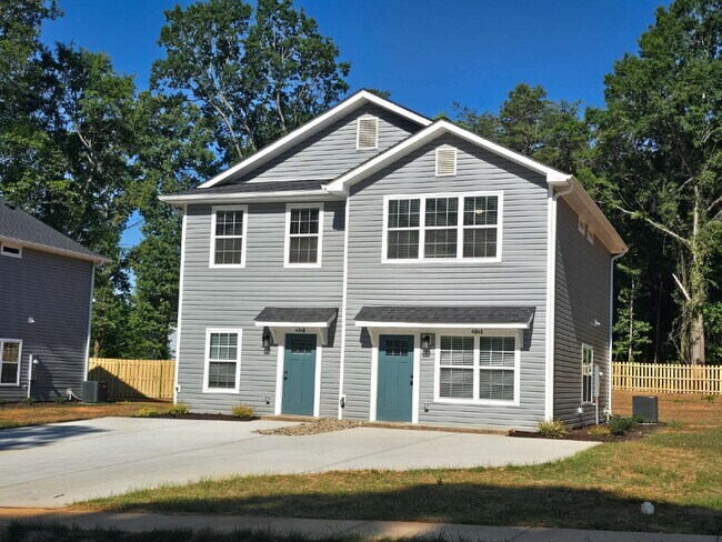 Building Photo - 2 Bedroom Townhomes Near Downtown Mebane for $1495
