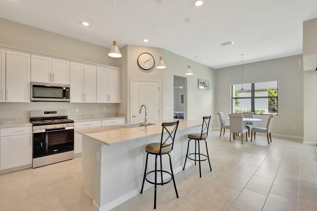 Building Photo - 357 SE Filoli Dr