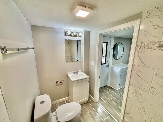 Building Photo - Studio Apartment, Fresh Renovation