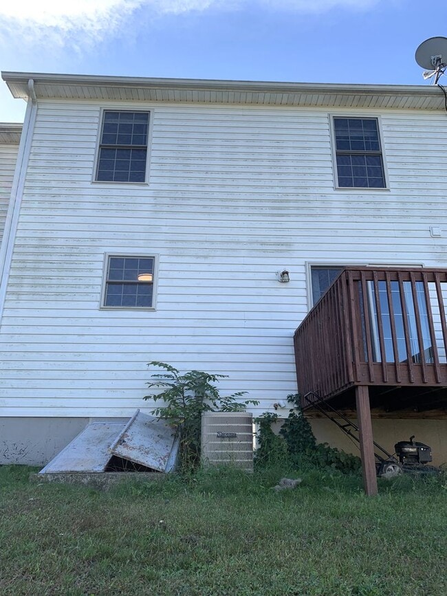 Building Photo - Make This Beautiful 3-Bedroom Townhouse Yo...
