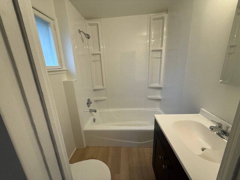 Building Photo - 10048 Interlake Ave N