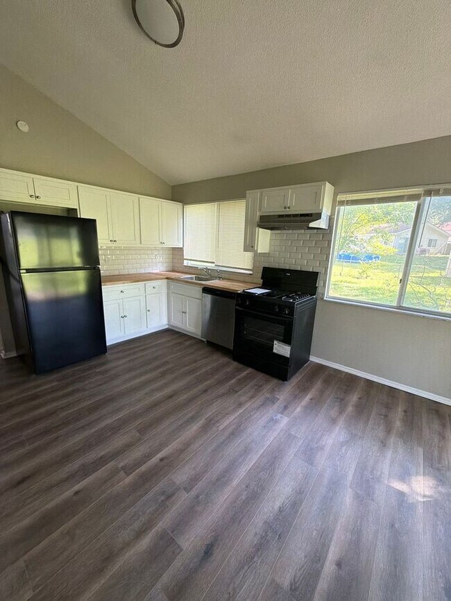 Building Photo - Welcome home to this spacious 3-bedroom, 2-bathroom home in the heart of Florissant!