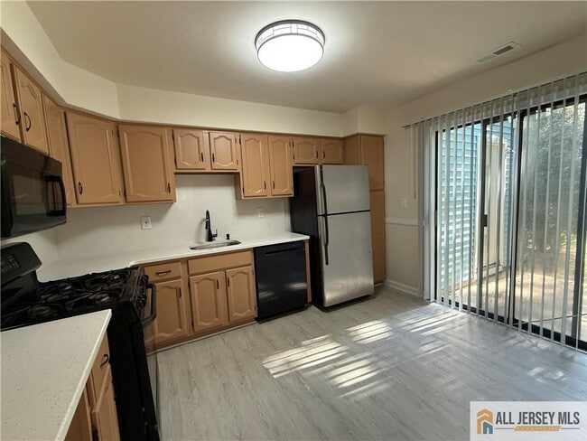 Building Photo - 2305 Deerfield Dr