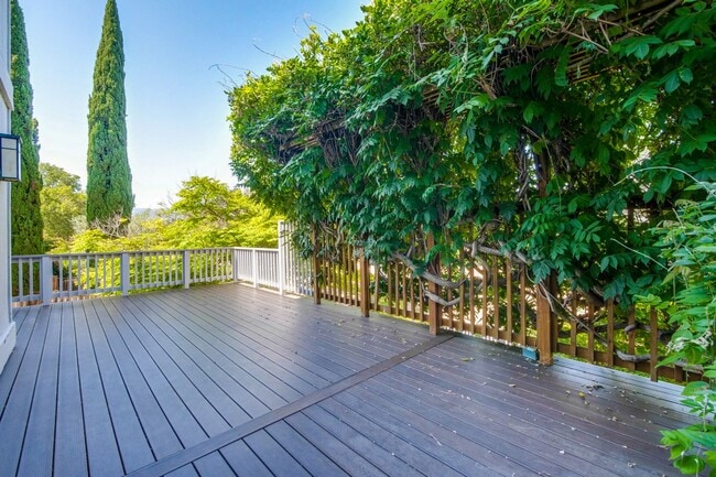 Building Photo - Large 3,767 sqft home on a 10,000 sqft lot- 2 bed located on 1st floor w/ separate entrance - Top...