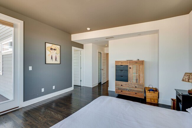 Building Photo - 4 Bedroom/3.5 Bath home overlooking the ci...