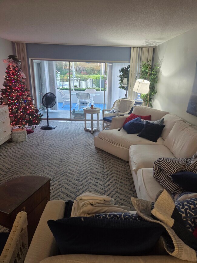 Building Photo - 215 Cypress Way E