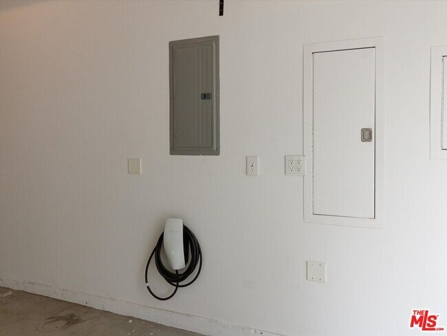 Building Photo - 4830 Pickford St