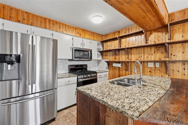 Building Photo - 7000 Shannon Dr