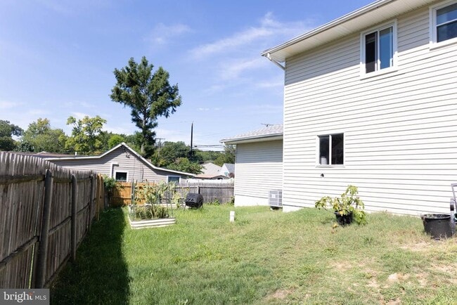 Building Photo - 325 Londontown Rd