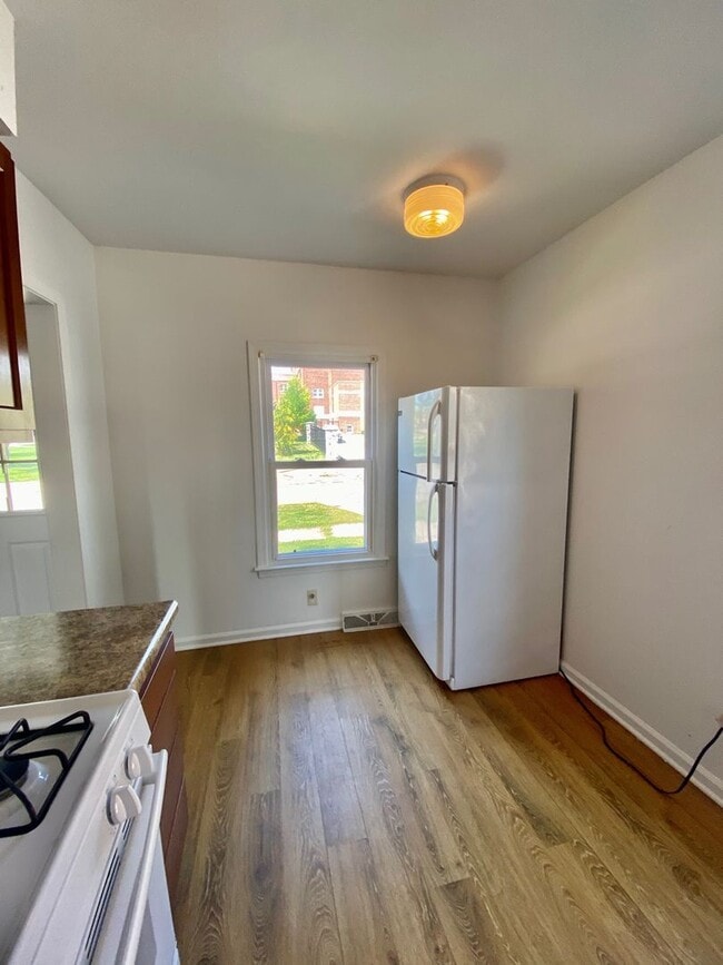 Building Photo - Four Bedroom, Two Full Bathroom - Steps to EMU's Campus