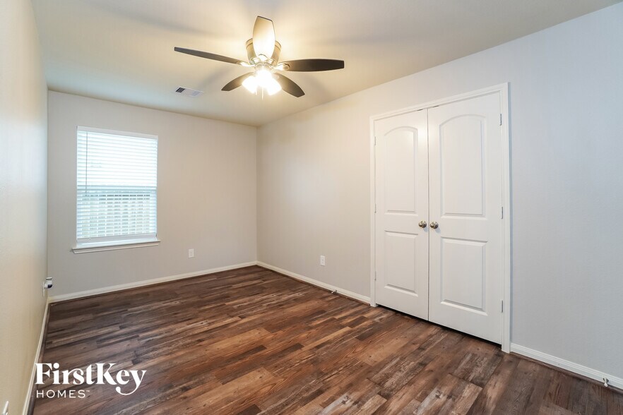 Building Photo - 1001 Walnut Ln