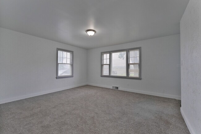 Building Photo - 1539 Weston Ave