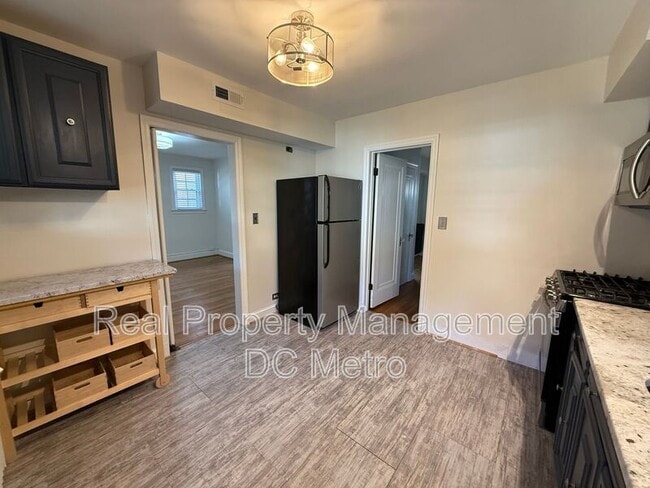 Building Photo - 4433 South Dakota Ave NE