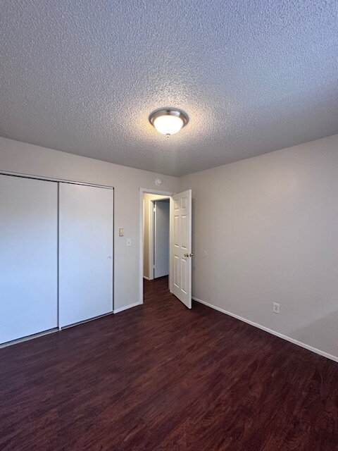 Building Photo - Charming 2-Bed Oasis with Full Bath on SE Division - 836 Sq. Ft. of Portland Comfort!