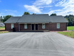 Building Photo - Available August 7th, 2026! Fantastic 2BR, 1BA Duplex in Super Convenient Location