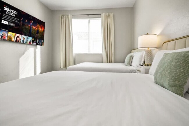 Building Photo - 6606 W Paradise Ln